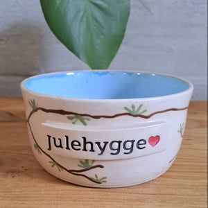 Julehygge skålen er 13,5 cm i diameter og 7 cm høj – produktbillede