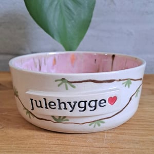 Julehygge skålen er 14,5 cm i diameter og 6 cm høj – produktbillede