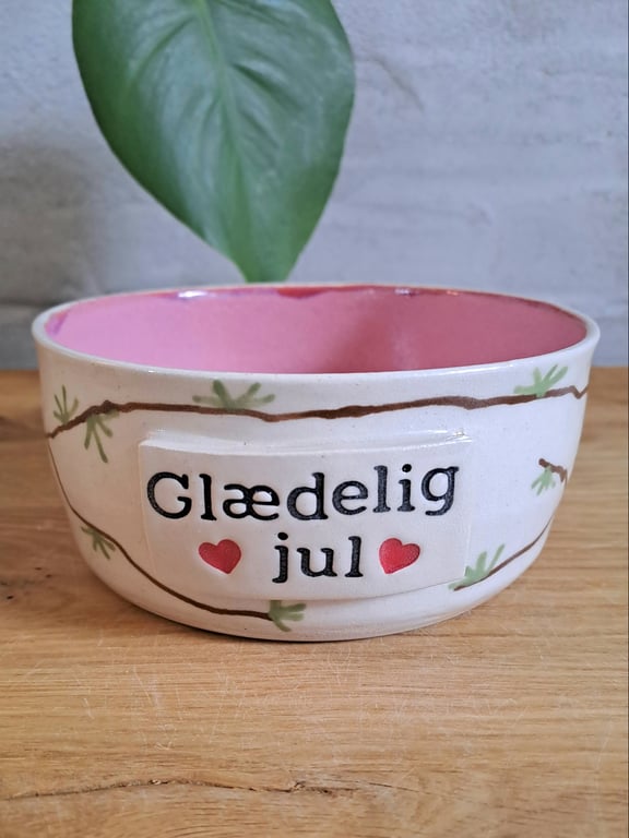 Glædelig jul skålen er 14 cm i diameter og 6,5 cm høj