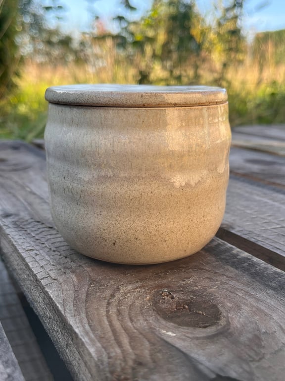 Sandfarvet Smørklokke. 190 ml. H:8 cm