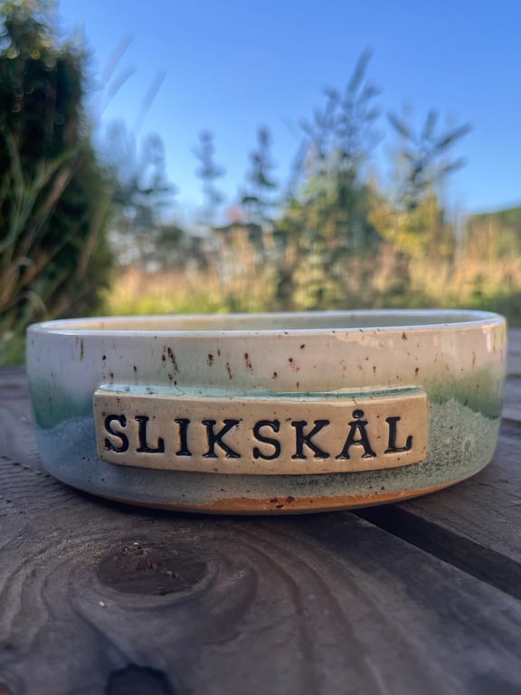 Grøn slikskål. D: 17 H: 5 cm