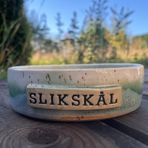 Grøn slikskål. D: 17 H: 5 cm – produktbillede