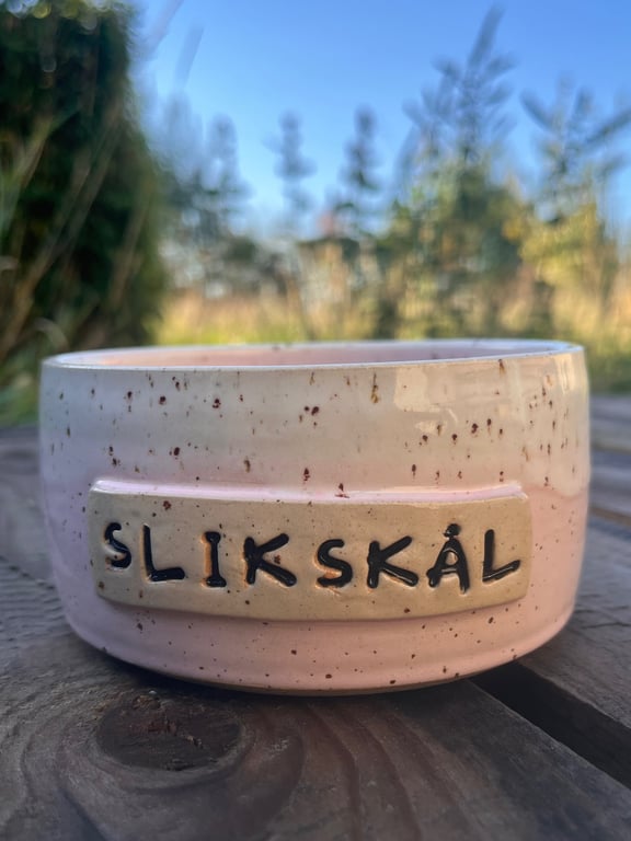 Lyserød slikskål. D: 12,5. H: 6,5 cm