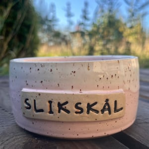 Lyserød slikskål. D: 12,5. H: 6,5 cm – produktbillede