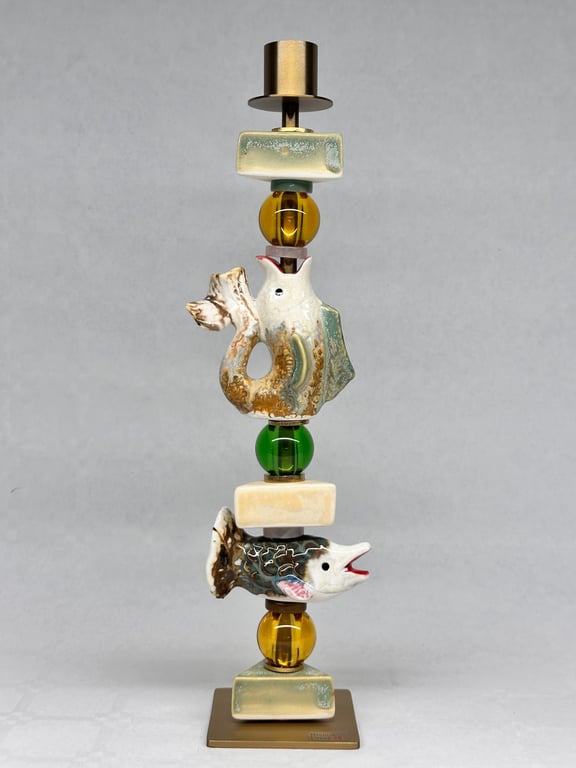 Keramisk bordlampe med farverige glasperler og detaljerede fiskefigurer, monteret på en firkantet messingfod.