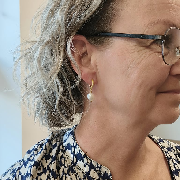 Den ru perle - hoops med ferskvandsperler på 10-12 cm billede 2