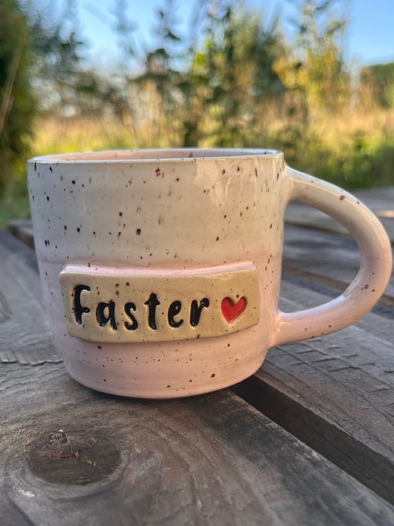Lyserød faster kop.  330 ml. H: 8 cm