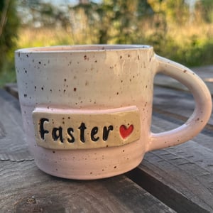 Lyserød faster kop.  330 ml. H: 8 cm – produktbillede