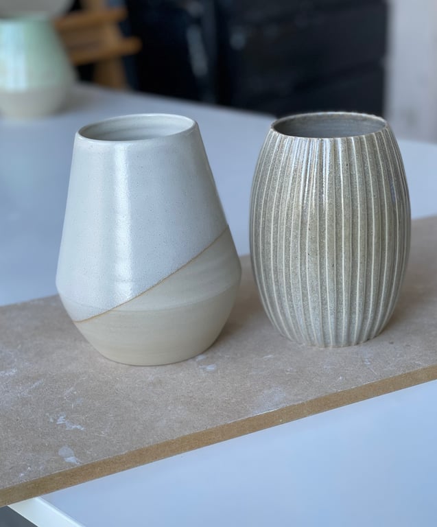 Hånddrejet keramik vase, råhvid - 15 cm billede 3