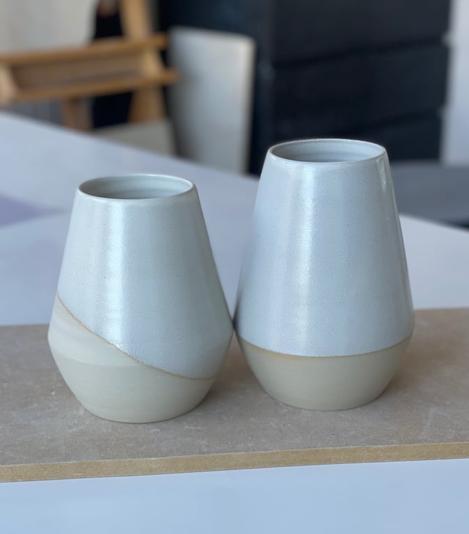 Hånddrejet keramik vase, råhvid - 15 cm billede 2