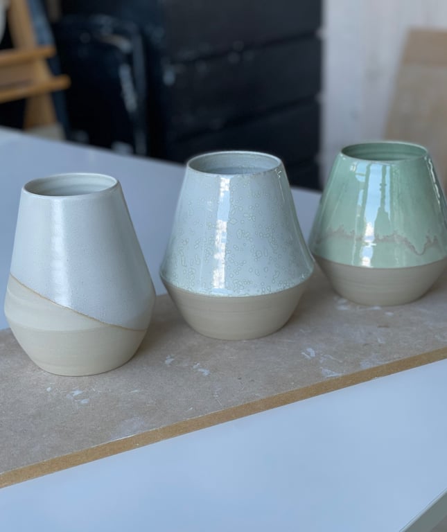 Hånddrejet keramik vase, råhvid - 15 cm billede 4