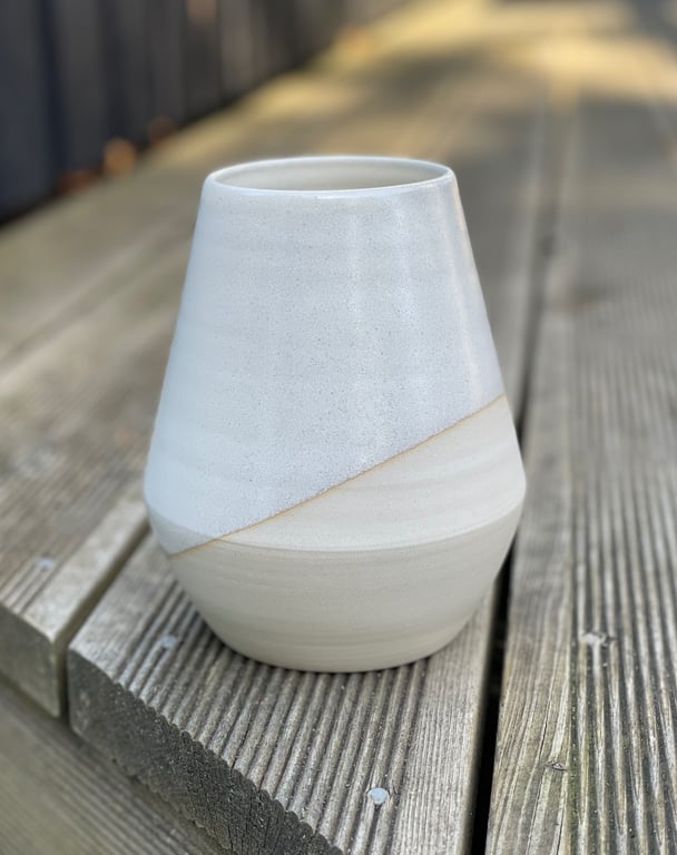 Hånddrejet keramik vase, råhvid - 15 cm