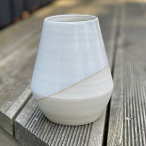Hånddrejet keramik vase, råhvid - 15 cm – produktbillede