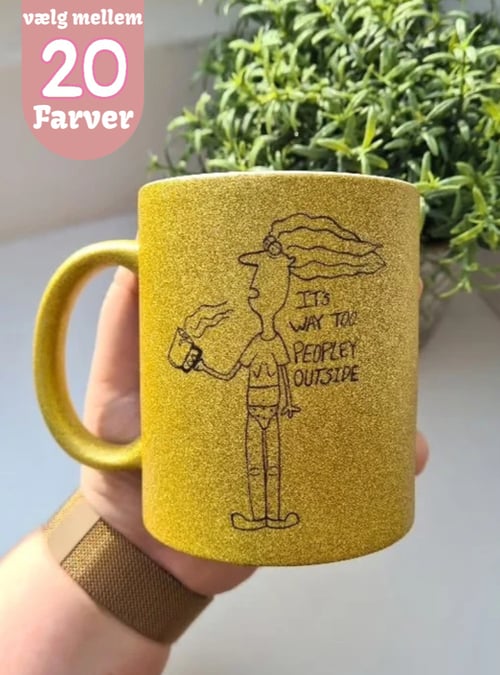 Gul keramikkop med tegning af en person, der holder en kop, og teksten "It's way too peopley outside", hånd, der holder koppen, og grøn plante i baggrunden. Tekst øverst til venstre om valg mellem 20 farver. (1)