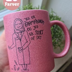 Krus: Jeg er farmakonom og jeg er stolt af det (med tørklæde) – produktbillede