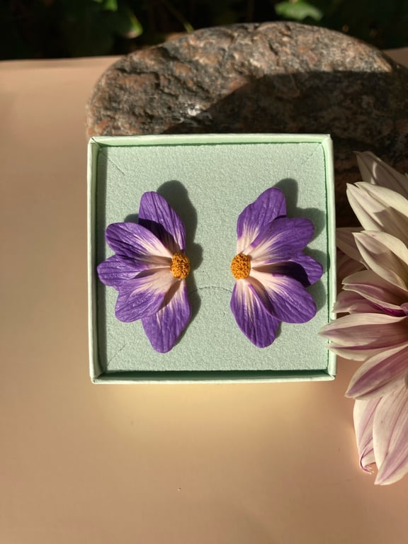 Lilla blomster stikker