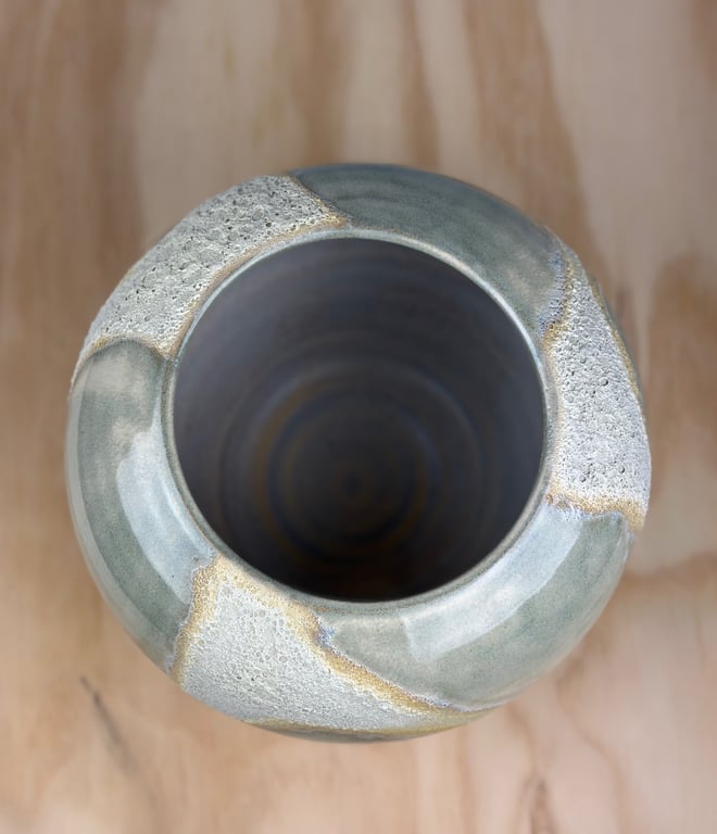 Vase i støvet grøn med lyse teksturer - Højde på 16,5 cm billede 2
