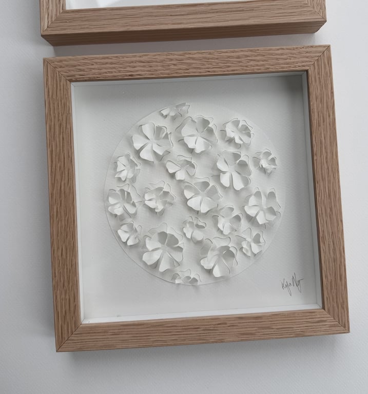 20x20cm, 3D papercut, hvid, indrammet 