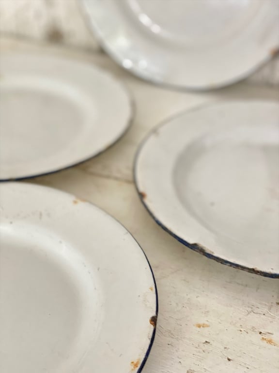 Emalje tallerkner.