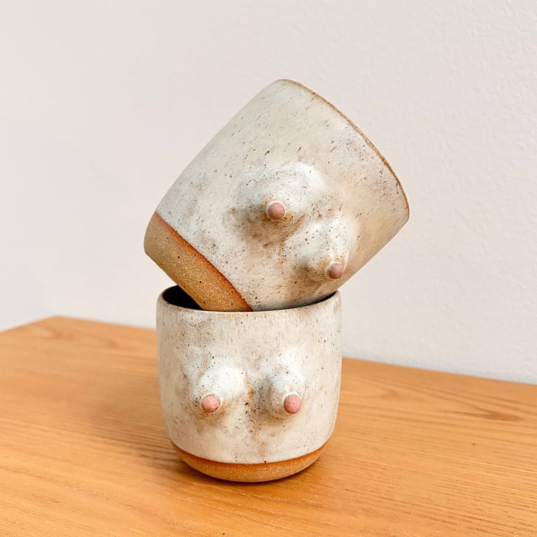 Hånddrejet keramik kop med fortrin – “Boobie Cup"