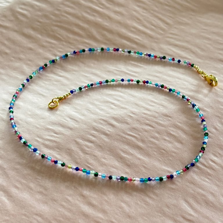 HALSKÆDE MULTICOLOR 2 MM HALVÆDELSTEN
