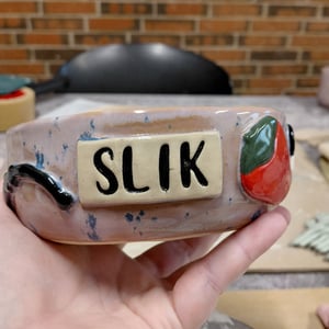 Slik skål lyslilla m. blå prikker – produktbillede
