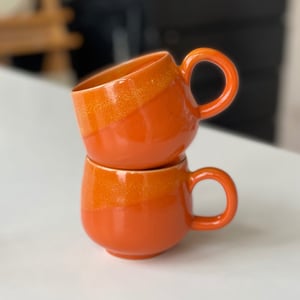 Buttet keramik kop, orange / gul – produktbillede