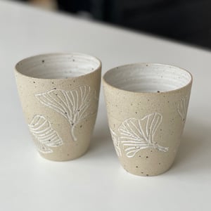 Hånddrejet kop - ginkgo - hånddekoreret – produktbillede