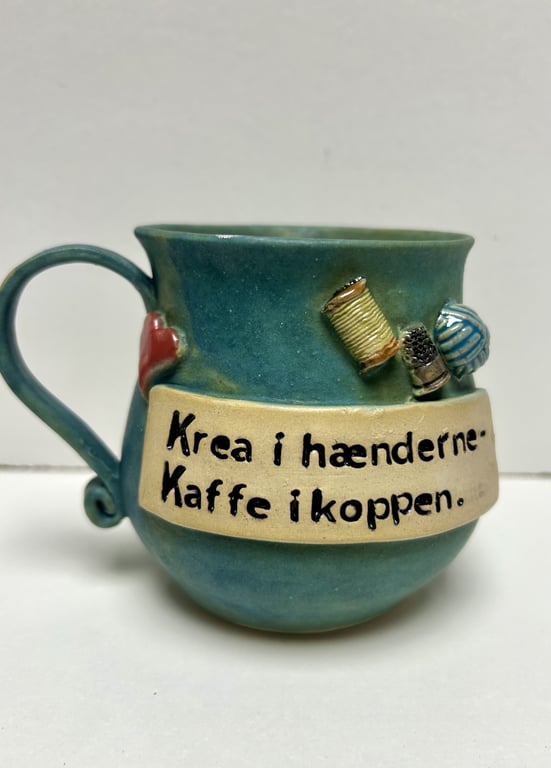Keramik krus med tekst  - Krea i hænderne og kaffe i koppen billede 2
