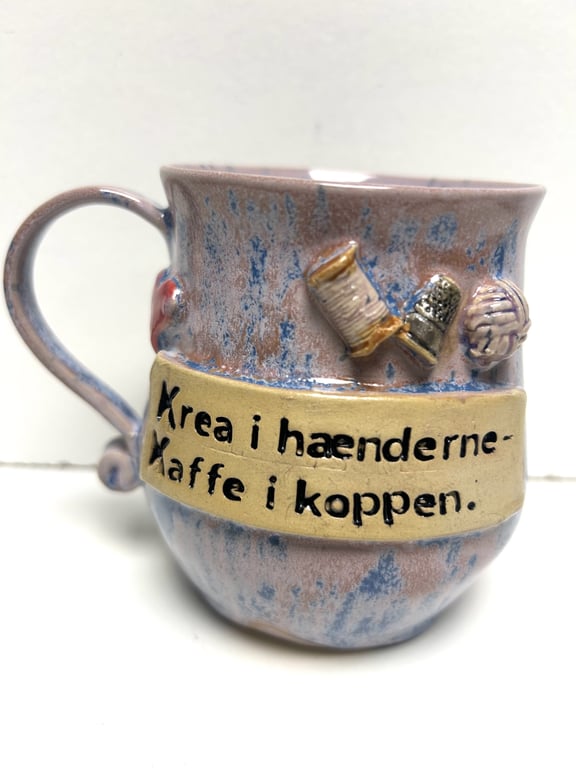 Keramik krus med tekst  - Krea i hænderne og kaffe i koppen billede 3