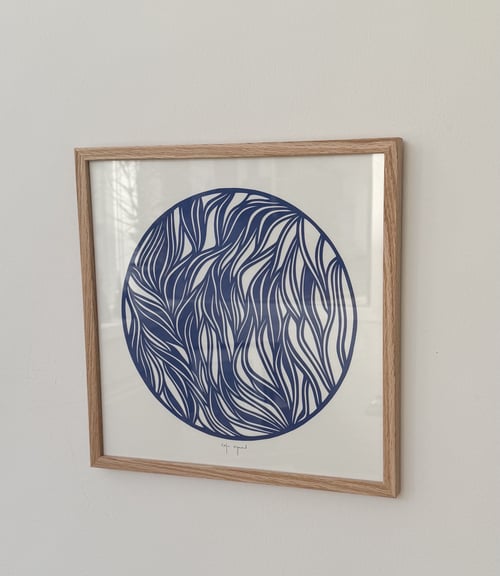 30x30cm papercut, kongeblå, indrammet  (2)