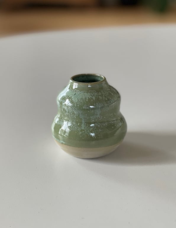 Lille buet vase, kobbergrøn