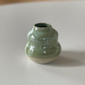 Lille buet vase, kobbergrøn – produktbillede