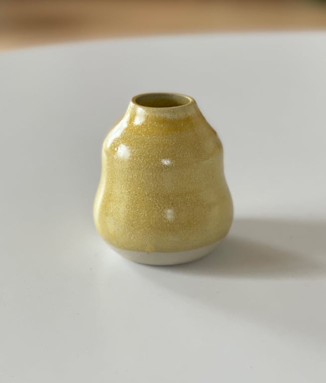 Lille buet vase, hørgul
