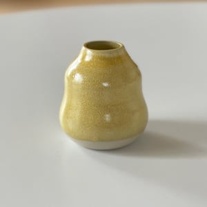 Lille buet vase, hørgul – produktbillede