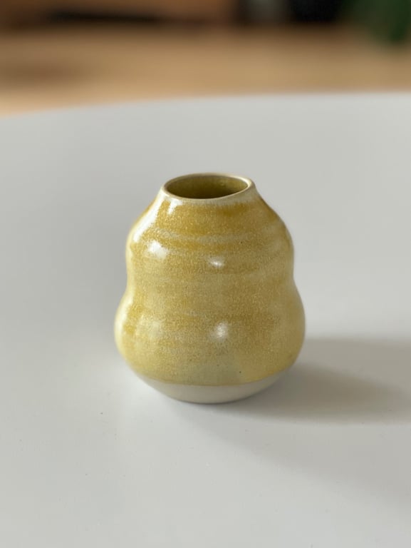 Lille buet vase, hørgul