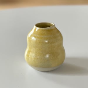 Lille buet vase, hørgul – produktbillede