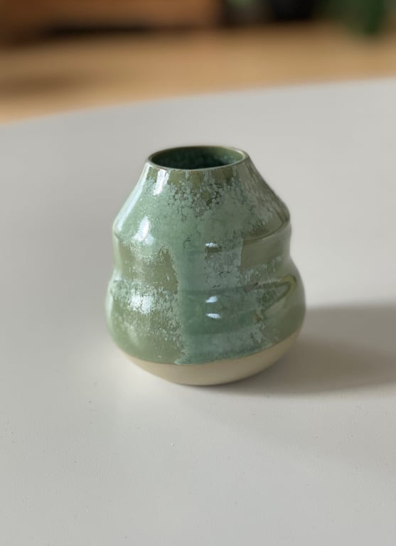 Lille buet vase, kobbergrøn
