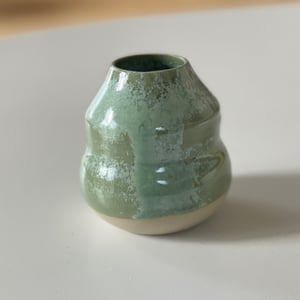 Lille buet vase, kobbergrøn – produktbillede