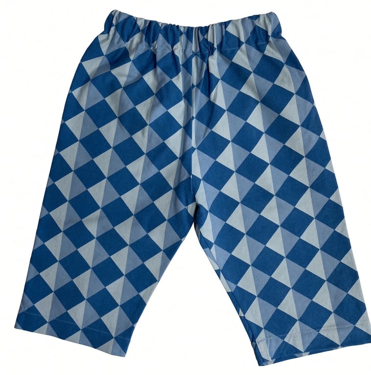 Blå og lyseblå ternede shorts med elastisk talje.