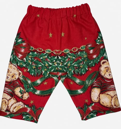 Røde shorts med julemønster bestående af bamser, grønne grene, bånd og guldstjerner. (1)