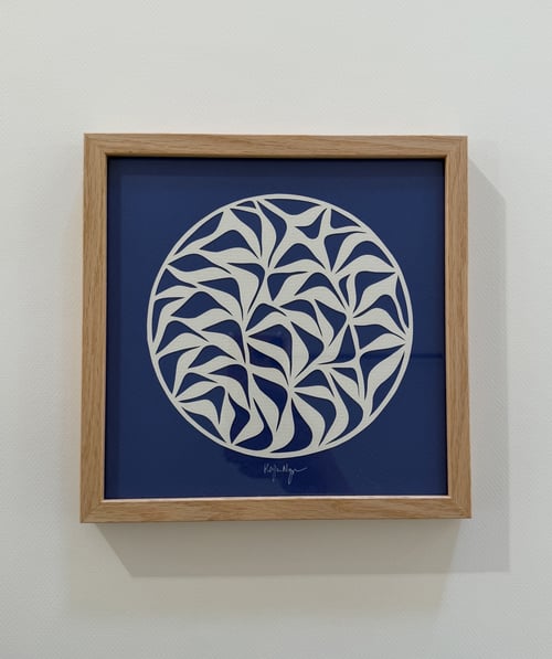 20x20cm, papercut, kongeblå, indrammet 