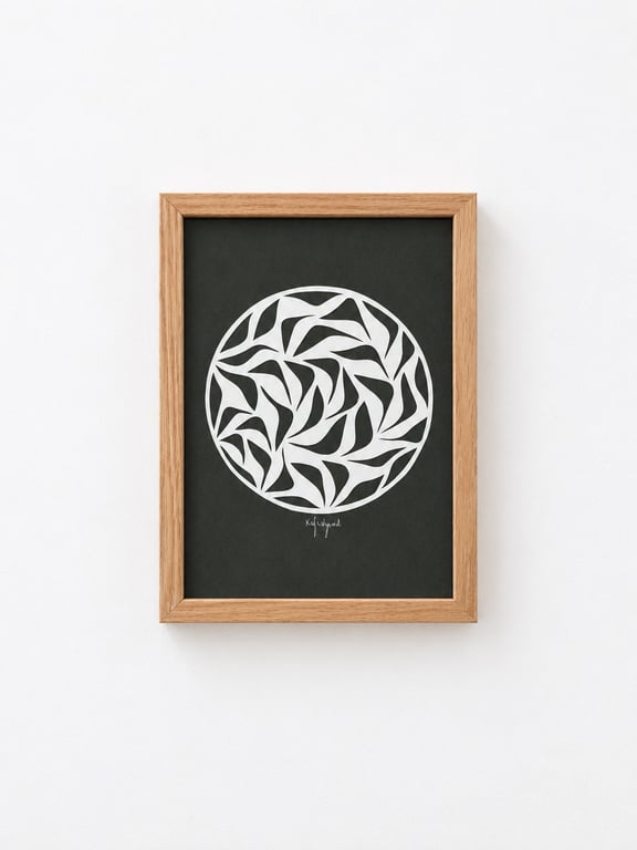 Træramme med minimalistisk sort baggrund og hvidt abstrakt mønster i en cirkel.