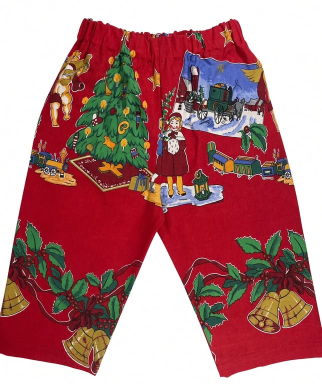 Røde juleshorts med tryk af juletræ, klokker, legende børn og tog.