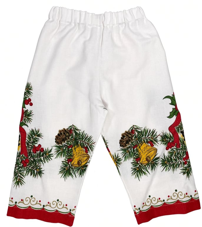 Baby bukser med julemotiv, herunder klokker, kogler, gran og røde bånd på hvid baggrund.