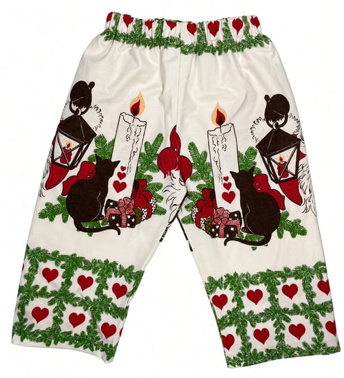 Bukser med juletema, der viser sorte katte, stearinlys, lanterner, grankviste, røde hjerter og indpakkede gaver. (1)