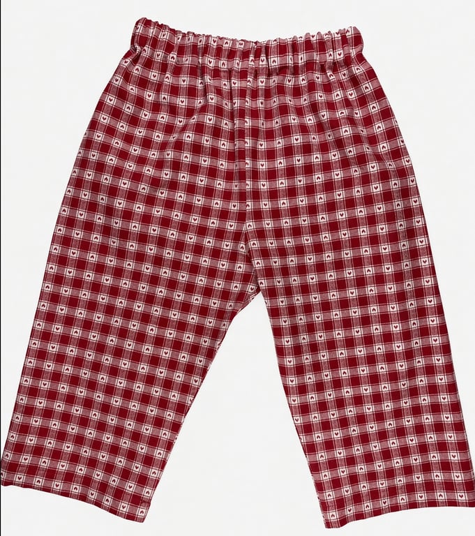Røde og hvide ternede pyjamasbukser med elastik i taljen og små hjerter i mønsteret.