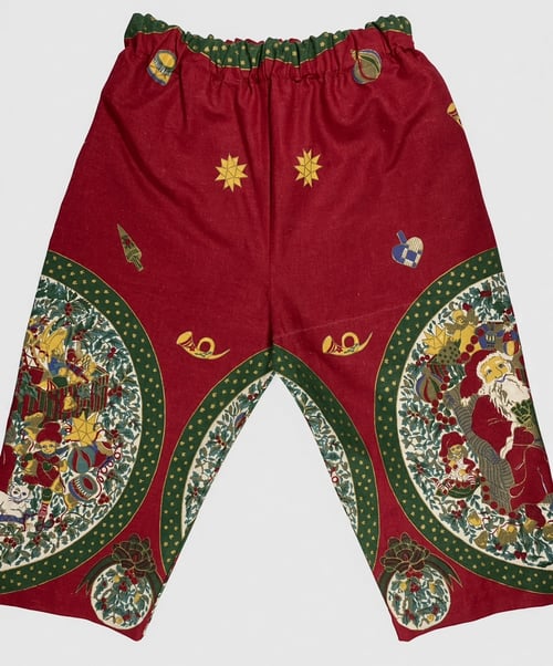 Røde julepyjamasshorts med juletema, herunder julemand, nisser, julepynt og grønne, gule og hvide detaljer. (1)