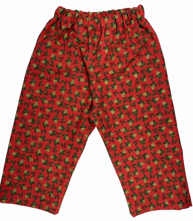 Røde bukser med julemotiv af grene, kogler og bær.