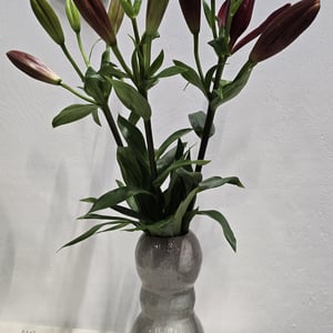 Skulpturel vase med riller – produktbillede
